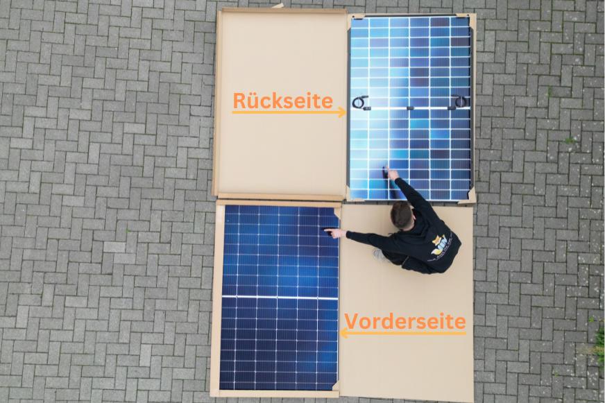Bifaziale Solarmodule liegen auf dem Boden und der Smart-Home-Fox Experte zeigt auf die Vorderseite und Rückseite der Solarzellen und Module im Test.